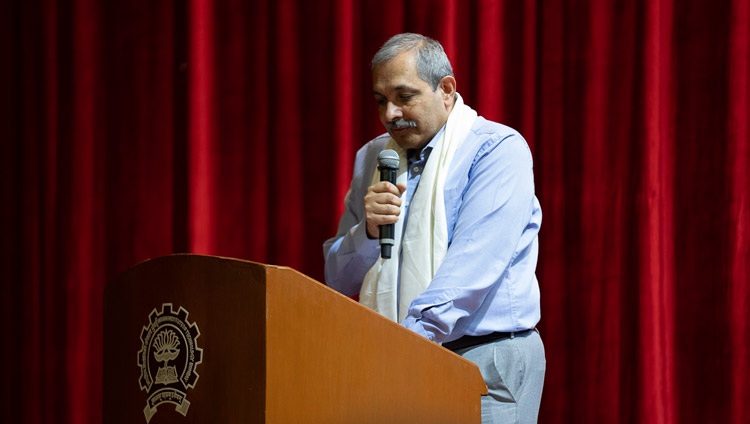 El Director del IIT Bombay, Prof. Devang Khakhar dando la bienvenida a Su Santidad el Dalái Lama y a los participantes en el día de apertura del TechFest en el Instituto Indio de Tecnología de Bombay en Mumbai, India el 14 de diciembre de 2018. Foto de Lobsang Tsering