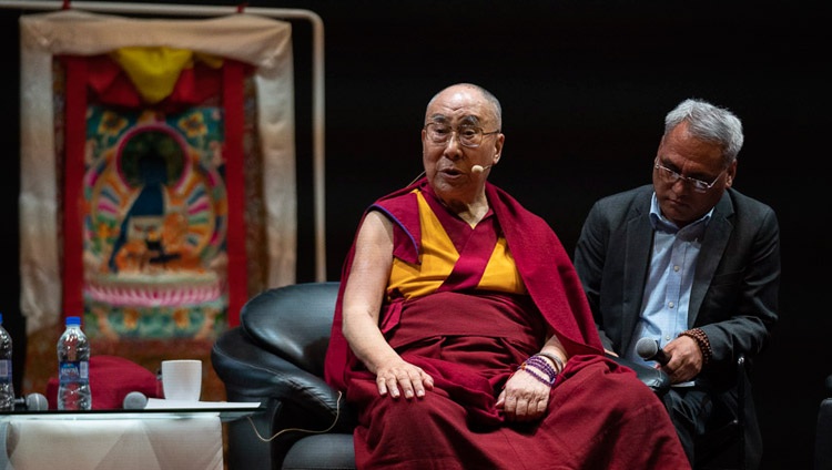 Su Santidad el Dalái Lama dirigiéndose a la audiencia de dos mil personas, en su mayoría estudiantes, en el Instituto Indio de Tecnología de Bombay, en Mumbai, India, el 14 de diciembre de 2018. Foto de Lobsang Tsering