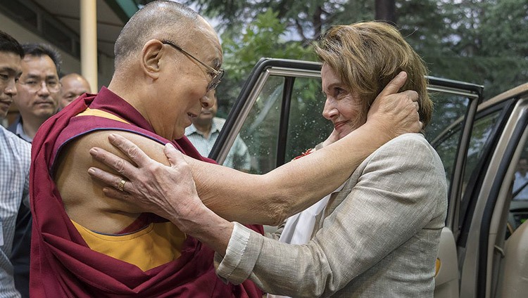 Su Santidad el Dalái Lama saluda a su amiga, la entonces líder demócrata de la Cámara de Representantes, Nancy Pelosi, cuando llega a su residencia encabezando una delegación bipartidista del Congreso de los Estados Unidos en una visita a la comunidad tibetana en Dharamsala HP, India, el 9 de mayo de 2017. Foto de Tenzin Choejor