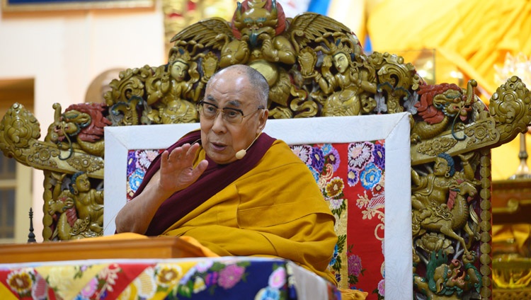 Su Santidad el Dalái Lama dirigiéndose a la multitud al comienzo de su segundo día de enseñanzas en el Templo Principal Tibetano en Dharamsala, HP, India, el 21 de febrero de 2019. Foto de Tenzin Choejor