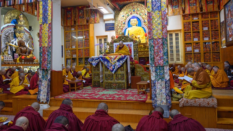 Una vista del interior del Templo Principal Tibetano en el segundo día de las enseñanzas de Su Santidad el Dalái Lama en Dharamsala, HP, India, el 21 de febrero de 2019. Foto de Tenzin Choejor