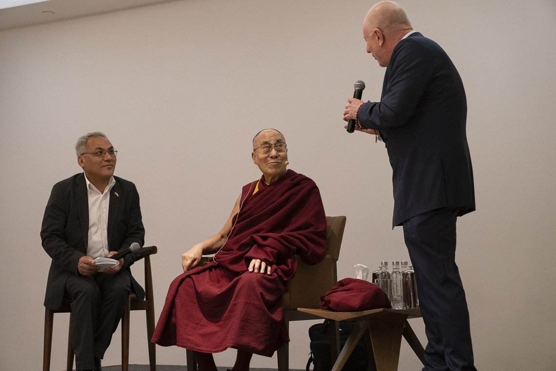 El filántropo estadounidense Bobby Sager presenta a Su Santidad el Dalái Lama al comienzo de su reunión con los jóvenes líderes mundiales en Nueva Delhi, India, el 7 de abril de 2019. Foto de Tenzin Choejor