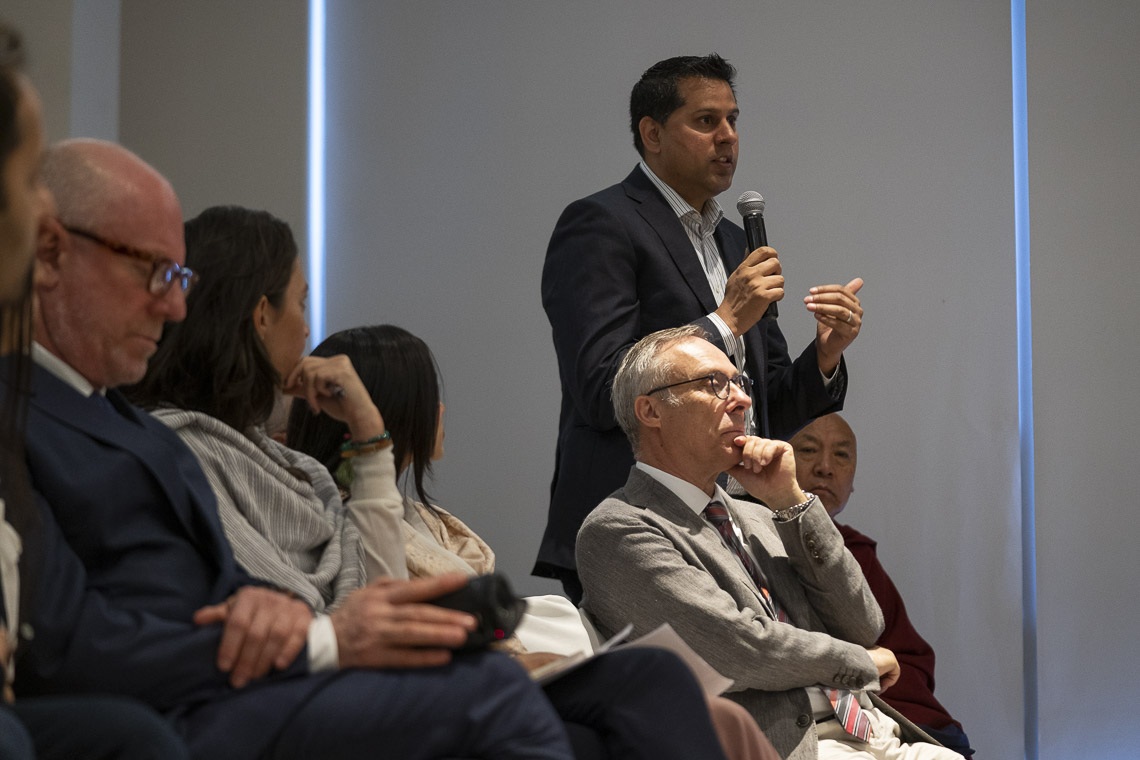 Un miembro de la audiencia haciendo una pregunta a Su Santidad durante su reunión con Jóvenes Líderes Globales en Nueva Delhi, India el 7 de abril de 2019. Foto de Tenzin Choejor