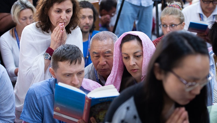 Miembros de la audiencia observando el texto del último día de la enseñanza de Su Santidad el Dalái Lama a petición de los budistas rusos en el Templo Principal Tibetano en Dharamsala, HP, India, el 12 de mayo de 2019. Foto de Lobsang Tsering