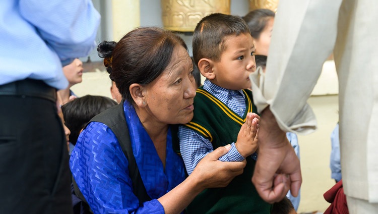 Miembros jóvenes y ancianos de la comunidad tibetana observando cómo Su Santidad llega al Templo Principal Tibetano para enseñar a los jóvenes tibetanos en Dharamsala, HP, India, el 3 de junio de 2019. Foto de Tenzin Choejor