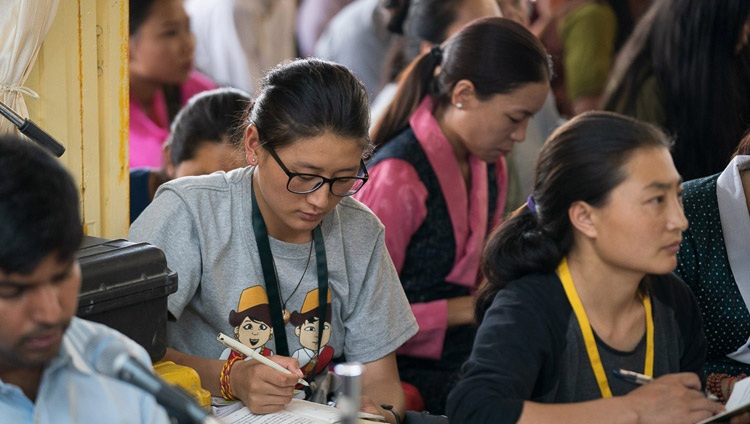 Miembros de la audiencia tomando notas durante la enseñanza de Su Santidad el Dalái Lama para jóvenes tibetanos en el Templo Principal Tibetano en Dharamsala, HP, India el 3 de junio de 2019. Foto de Tenzin Choejor