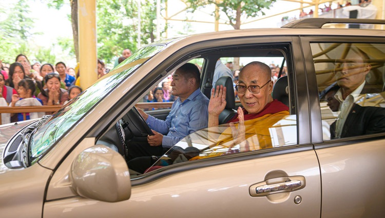 Su Santidad el Dalái Lama saludando a los miembros de la multitud mientras abandona el patio del Templo Principal Tibetano para dirigirse a su residencia al término de su enseñanza para jóvenes tibetanos en Dharamsala, HP, India, el 3 de junio de 2019. Foto de Tenzin Choejor