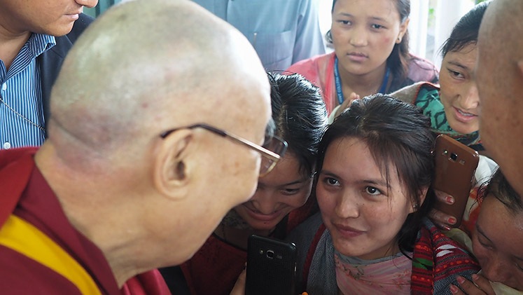 Estudiantes de Kinnaur, Lahoul & Spiti dan la bienvenida a Su Santidad el Dalái Lama a su llegada a Hamirpur en su camino a Manali, HP, India el 9 de agosto de 2019. Foto de Jeremy Russell