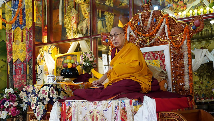 Su Santidad el Dalái Lama dirigiéndose a los monjes durante su visita al Monasterio de Ön Ngari en Manali, HP, India, el 23 de agosto de 2019. Foto de Ven Tenzin Jamphel