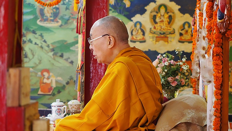 Su Santidad el Dalái Lama dirigiéndose a los monjes durante su visita al Monasterio de Ön Ngari en Manali, HP, India, el 23 de agosto de 2019. Foto de Ven Tenzin Jamphel