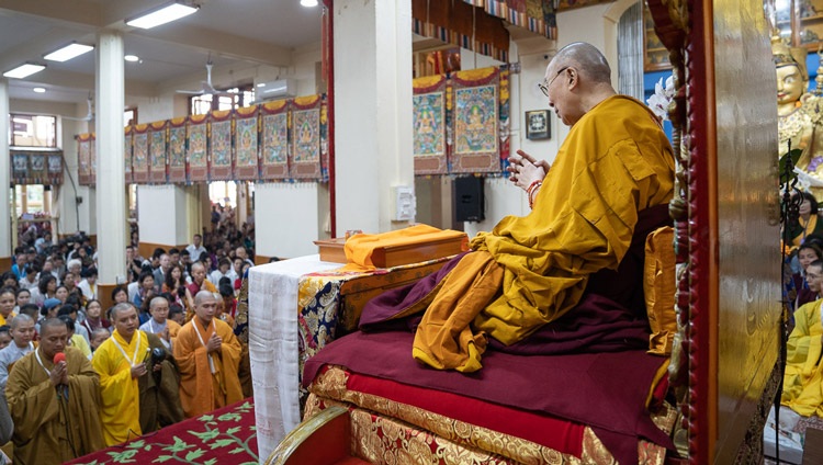 Su Santidad observa cómo se canta el «Sutra del Corazón» en vietnamita al comienzo del segundo día de sus enseñanzas en el Templo Principal Tibetano en Dharamsala, HP, India, el 5 de septiembre de 2019. Foto de Tenzin Choejor