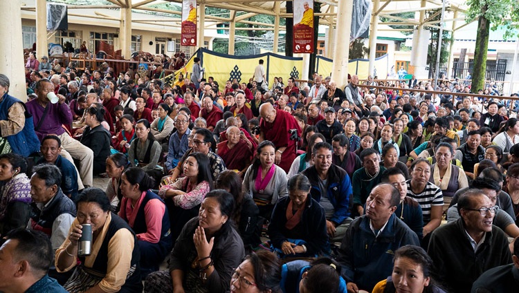 Miembros de la audiencia que siguen el texto mientras Su Santidad el Dalái Lama lee el «Comentario a la Mente del Despertar» de Nagaryuna en el segundo día de sus enseñanzas en el Templo Principal Tibetano en Dharamsala, HP, India el 5 de septiembre de 2019. Foto de Tenzin Choejor