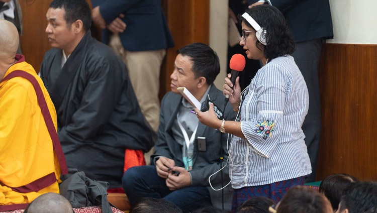 Un miembro de la audiencia haciendo una pregunta a Su Santidad el Dalái Lama en el segundo día de enseñanzas en el Templo Principal Tibetano en Dharamsala, HP, India el 5 de septiembre de 2019. Foto de Tenzin Choejor