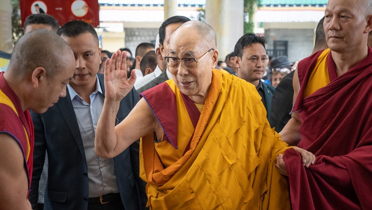 Su Santidad el Dalái Lama saludando a la multitud mientras camina hacia el Templo Principal Tibetano en el tercer día de sus enseñanzas a petición de grupos de Asia en Dharamsala, HP, India el 6 de septiembre de 2019. Foto de Matteo Passigato