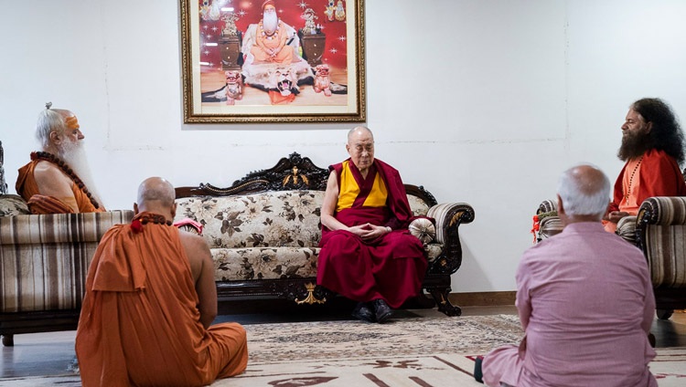 Su Santidad el Dalái Lama se unió a Swami Karshni Gurusharanandaji Maharaji, Swami Chidanand Saraswati y a otros miembros del ashram en meditación en la mañana del segundo día de su visita al Shri Udasin Karshni Ashram en Mathura, UP, India el 23 de septiembre de 2019. Foto de Tenzin Choejor