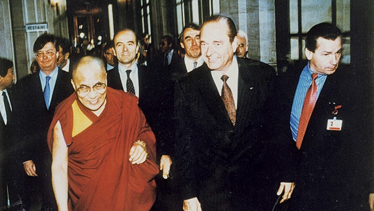  Su Santidad el Dalái Lama caminando con el Presidente francés Jacques Chirac en París, Francia, el 8 de diciembre de 1998