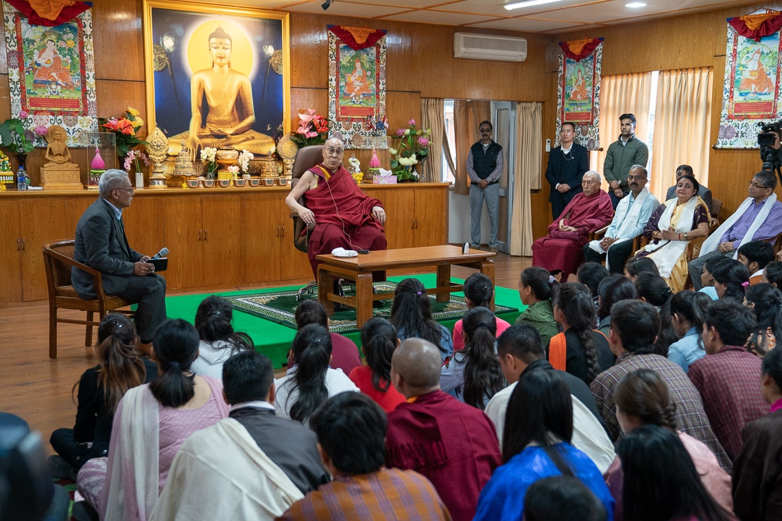 Su Santidad el Dalái Lama hablando con un grupo de estudiantes de universidades del norte de la India en su residencia de Dharamsala, HP, India, el 25 de octubre de 2019. Foto de Tenzin Choejor
