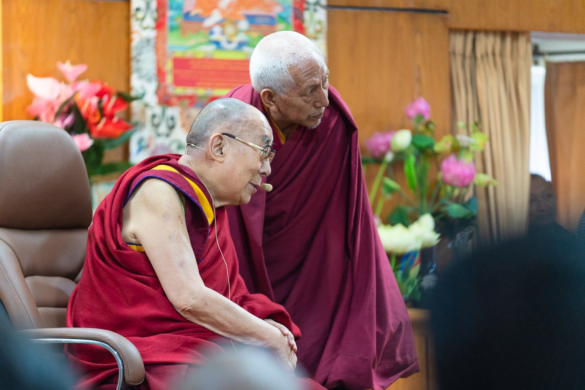 Ven Prof Samdhong Rinpoche traduciendo una pregunta hecha por un estudiante en hindi para Su Santidad el Dalái Lama durante su reunión con estudiantes en su residencia de Dharamsala, HP, India, el 25 de octubre de 2019. Foto de Tenzin Choejor
