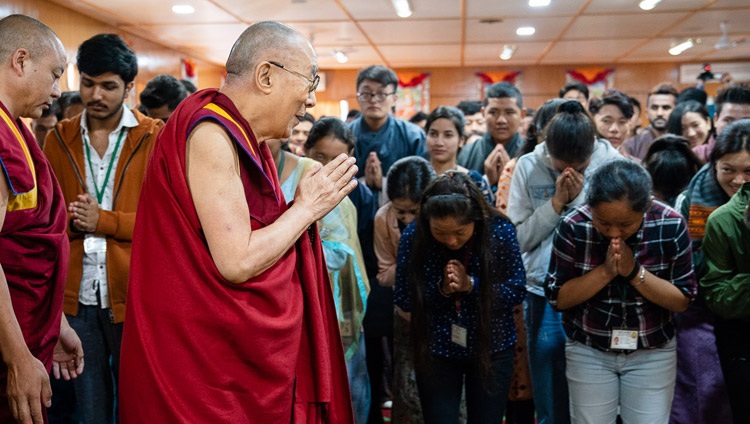 Su Santidad el Dalái Lama saluda a los estudiantes de las universidades del norte de la India cuando llega de su reunión en su residencia de Dharamsala, HP, India, el 25 de octubre de 2019. Foto de Tenzin Choejor