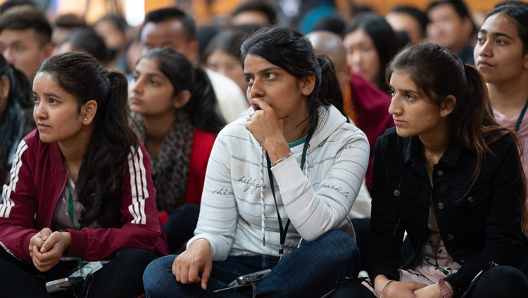 Estudiantes de la audiencia escuchando a Su Santidad el Dalái Lama durante su reunión en su residencia de Dharamsala, HP, India, el 25 de octubre de 2019. Foto de Tenzin Choejor