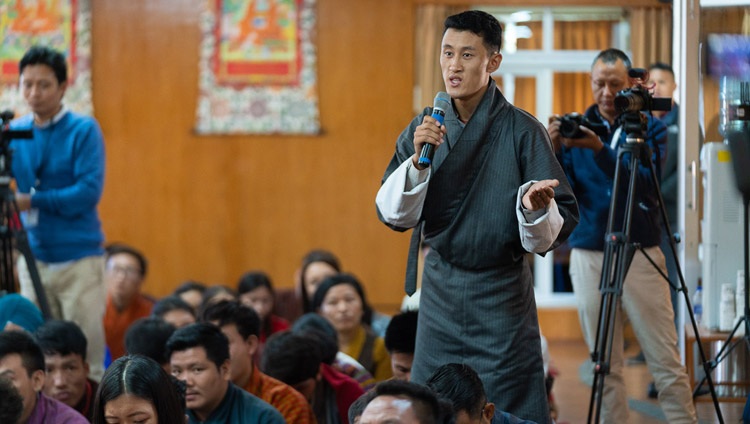 Un estudiante en la audiencia haciendo una pregunta a Su Santidad el Dalái Lama durante su reunión en su residencia en Dharamsala, HP, India, el 25 de octubre de 2019. Foto de Tenzin Choejor