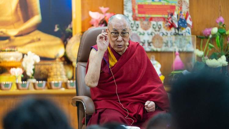  Su Santidad el Dalái Lama responde a una pregunta de la audiencia durante su reunión con estudiantes de universidades del norte de la India en su residencia de Dharamsala, HP, India, el 25 de octubre de 2019. Foto de Tenzin Choejor