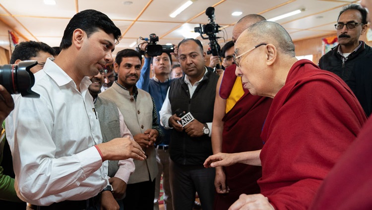 Su Santidad el Dalái Lama interactuando con miembros de los medios de comunicación tras su encuentro con estudiantes de universidades del norte de la India en su residencia de Dharamsala, HP, India, el 25 de octubre de 2019. Foto de Tenzin Choejor
