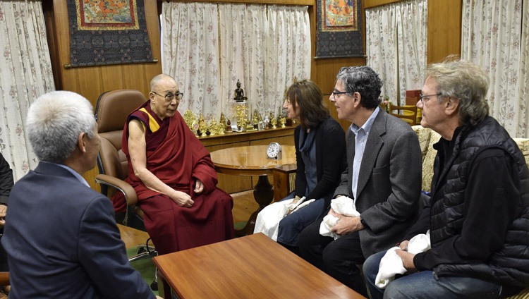 Su Santidad el Dalái Lama hablando con miembros del Mind & Life Institute en su residencia de Dharamsala, HP, India, el 29 de octubre de 2019. Foto de Ven Tenzin Damchoe