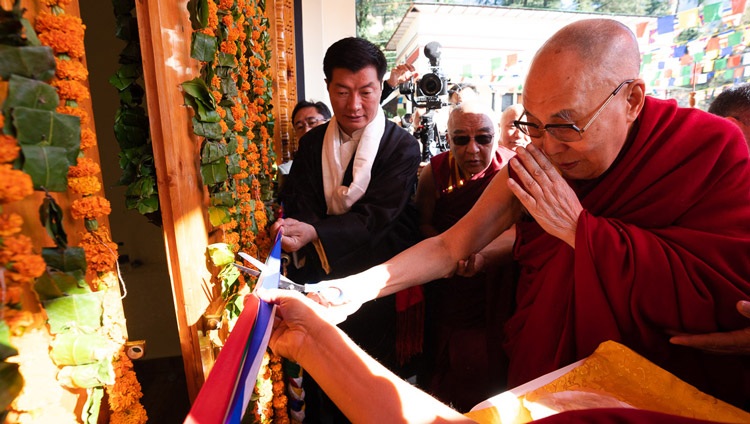 Su Santidad el Dalái Lama cortó una cinta para inaugurar el nuevo auditorio del Tibetan Institute of Perfomring Arts en Dharamsala, India, el 29 de octubre de 2019. Foto de Tenzin Choejor