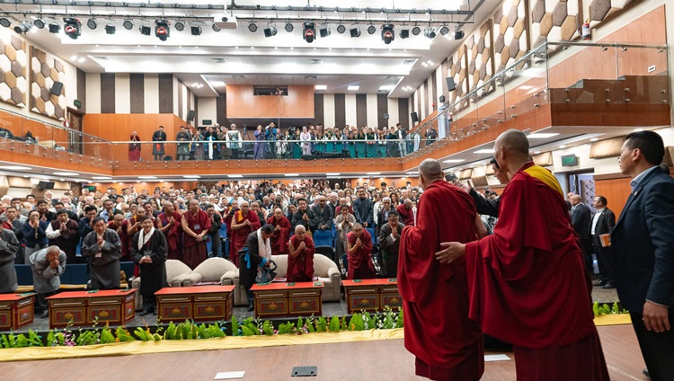  Su Santidad el Dalái Lama saluda a la audiencia dentro del nuevo auditorio del Instituto Tibetano de Artes Escénicas en Dharamsala, India, el 29 de octubre de 2019. Foto de Tenzin Choejor