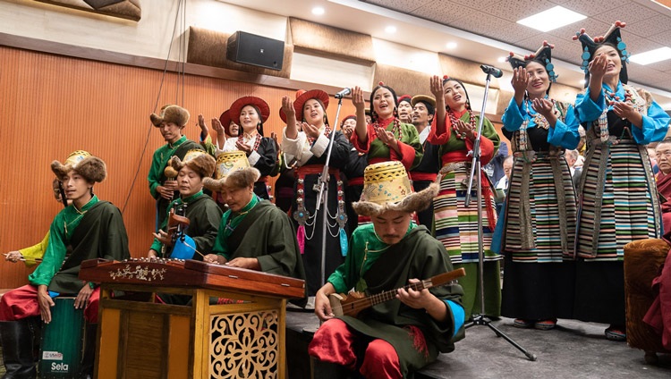 Artistas cantando una canción de gratitud a Su Santidad el Dalái Lama durante el programa de celebración de los 60 años del Instituto Tibetano de Artes Escénicas en Dharamsala, India, el 29 de octubre de 2019. Foto de Tenzin Choejor