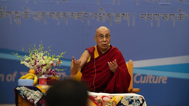 Su Santidad el Dalái Lama dirigiéndose a la audiencia durante el programa de celebración de los 60 años del Instituto Tibetano de Artes Escénicas en Dharamsala, India, el 29 de octubre de 2019. Foto de Tenzin Choejor