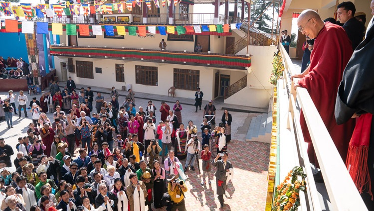 Su Santidad el Dalái Lama observa desde el balcón a antiguos artistas de TIPA y miembros del público que interpretan canciones en el patio del Instituto Tibetano de Artes Escénicas en Dharamsala, India, el 29 de octubre de 2019. Foto de Tenzin Choejor
