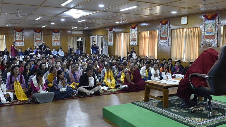  Su Santidad el Dalái Lama se dirige a los miembros del Instituto Vairochana en su residencia de Dharamsala, HP, India, el 29 de octubre de 2019. Foto de Ven Tenzin Damchoe