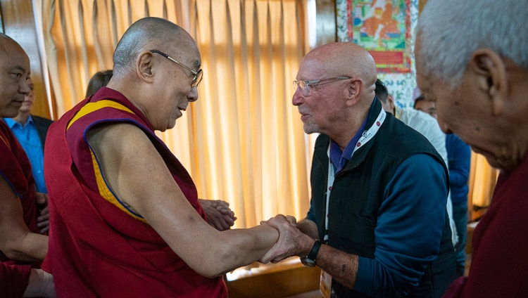 Su Santidad el Dalái Lama saluda a viejos amigos al llegar a la primera sesión de la Conversación sobre Mente y Vida en su residencia de Dharamsala, HP, India, el 30 de octubre de 2019. Fotografía de Tenzin Choejor