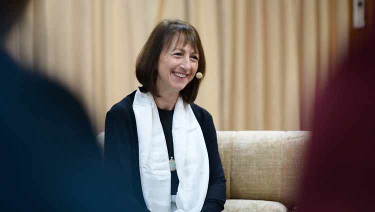 La presidenta de Mind & Life, Susan Bauer-Wu, presentó el programa el primer día de conversación sobre Mente y Vida en la residencia de Su Santidad el Dalái Lama en Dharamsala, HP, India, el 30 de octubre de 2019. Fotografía de Tenzin Choejor