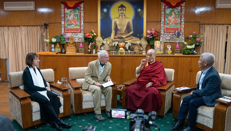 Su Santidad el Dalái Lama dirigiéndose a la reunión en el primer día de la Conversación sobre Mente y Vida en su residencia de Dharamsala, HP, India, el 30 de octubre de 2019. Fotografía de Tenzin Choejor