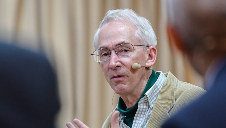 David Sloan Wilson hablando en el primer día de la Conversación sobre Mente y Vida en la residencia de Su Santidad el Dalái Lama en Dharamsala, HP, India, el 30 de octubre de 2019. Fotografía de Tenzin Choejor