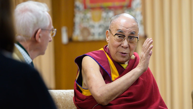 Su Santidad el Dalái Lama conversando con David Sloan Wilson el primer día de la Conversación sobre Mente y Vida en su residencia de Dharamsala, HP, India, el 30 de octubre de 2019. Fotografía de Tenzin Choejor