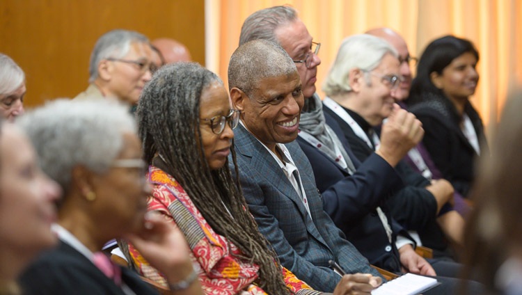 Miembros de la audiencia escuchando a Su Santidad el Dalái Lama y David Sloan Wilson el primer día de la Conversación sobre Mente y Vida en su residencia en Dharamsala, HP, India, el 30 de octubre de 2019. Fotografía de Tenzin Choejor