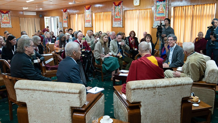 El primer día de la Conversación de Mente y Vida con Su Santidad el Dalái Lama en su residencia de Dharamsala, HP, India, el 30 de octubre de 2019, los participantes entablaron una conversación después de una pausa para tomar el té. Foto de Tenzin Choejor