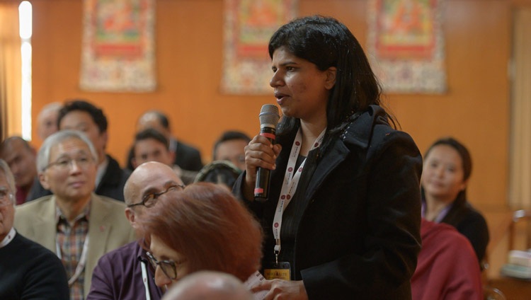 Una persona de la audiencia haciendo una pregunta el primer día de la Conversación sobre Mente y Vida con Su Santidad el Dalái Lama en su residencia en Dharamsala, HP, India, el 30 de octubre de 2019. Fotografía de Tenzin Choejor