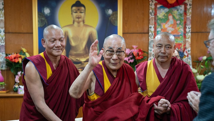 Su Santidad el Dalái Lama saluda a los participantes mientras se prepara para salir de la sala de reuniones al concluir el primer día de la Conversación sobre Mente y Vida en su residencia de Dharamsala, HP, India, el 30 de octubre de 2019. Fotografía de Tenzin Choejor