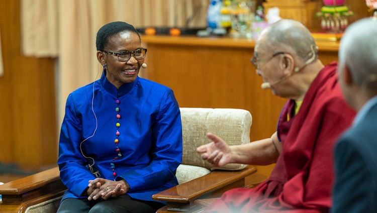 Su Santidad el Dalái Lama con Pumla Gobodo-Madikizela en el segundo día de las Conversaciones Mente y Vida en su residencia de Dharamsala, HP, India, el 1 de noviembre de 2019. Foto de Tenzin Choejor