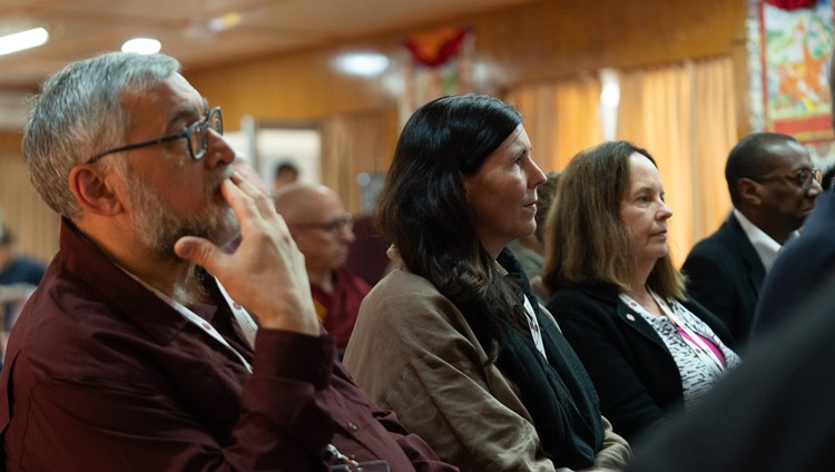 Miembros de la audiencia escuchando la presentación de Pumla Gobodo-Madikizela en el segundo día de las Conversaciones de Mente y Vida con Su Santidad el Dalái Lama en su residencia en Dharamsala, HP, India, el 1 de noviembre de 2019. Foto de Tenzin Choejor