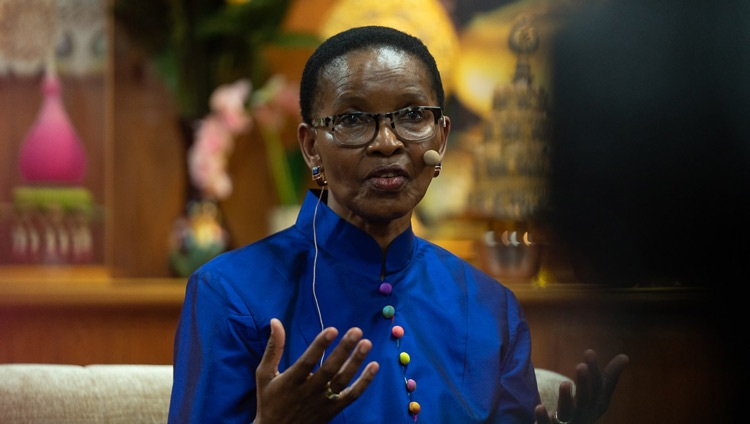 Pumla Gobodo-Madikizela respondiendo a los comentarios de Su Santidad el Dalái Lama en el segundo día de las Conversaciones sobre Mente y Vida en su residencia de Dharamsala, HP, India, el 1 de noviembre de 2019. Foto de Tenzin Choejor