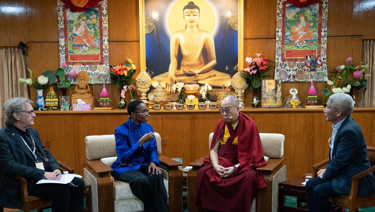 El moderador Aron Stern, Pumla Gobodo-Madikizela, Su Santidad el Dalái Lama y Thupten Jimpa, intérprete de Su Santidad, en el segundo día de las Conversaciones sobre Mente y Vida en la residencia de Su Santidad en Dharamsala, HP, India, el 1 de noviembre de 2019. Foto de Tenzin Choejor