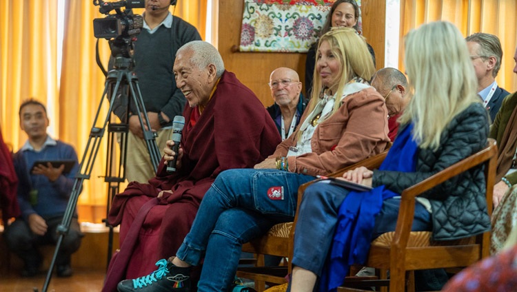 Sandhong Rinpoche expresando sus pensamientos en el segundo día de las Conversaciones sobre Mente y Vida con Su Santidad el Dalái Lama en su residencia de Dharamsala, HP, India, el 1 de noviembre de 2019. Foto de Tenzin Choejor