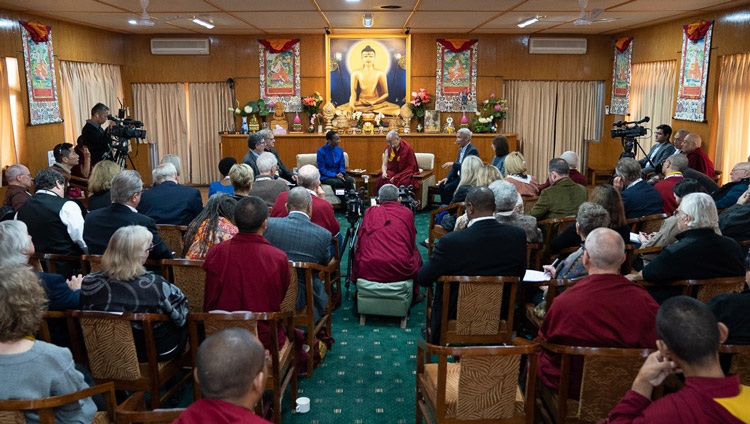 Vista de la sala de reuniones durante la sesión de discusión del segundo día de las Conversaciones sobre Mente y Vida con Su Santidad el Dalái Lama en su residencia de Dharamsala, HP, India, el 1 de noviembre de 2019. Foto de Tenzin Choejor