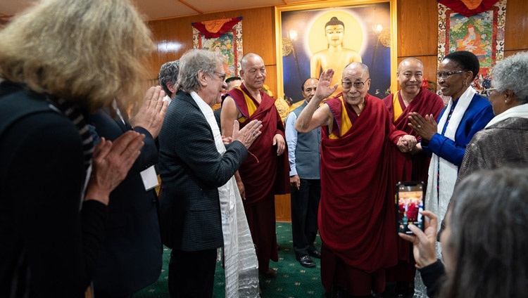 Su Santidad el Dalái Lama despidiéndose al concluir las Conversaciones sobre Mente y Vida en su residencia de Dharamsala, HP, India, el 1 de noviembre de 2019. Foto de Tenzin Choejor